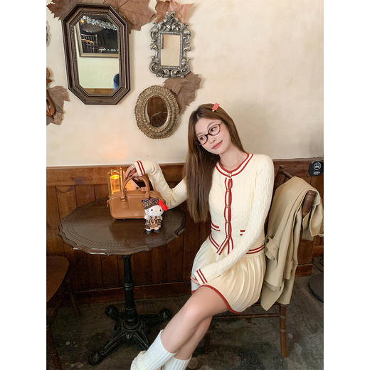 【269元任选2件】现货！成本巨贵，拍下包赚！杏色撞红色边毛织系扣上衣+毛织短裙两件套 商品图2