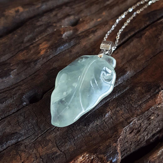 【天然正品】A货翡翠AU750白金镶天然冰种飘雪花棉叶子造型翡翠（金枝玉叶）吊坠项链29.8*15.2*5.5MM（皆取最大值）女士现售价：980特价！220825NJM17 商品图3