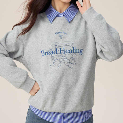 【周末秒杀】熙世界学院风灰色印花圆领卫衣女士长袖2025秋季新款复古宽松上衣 商品图4