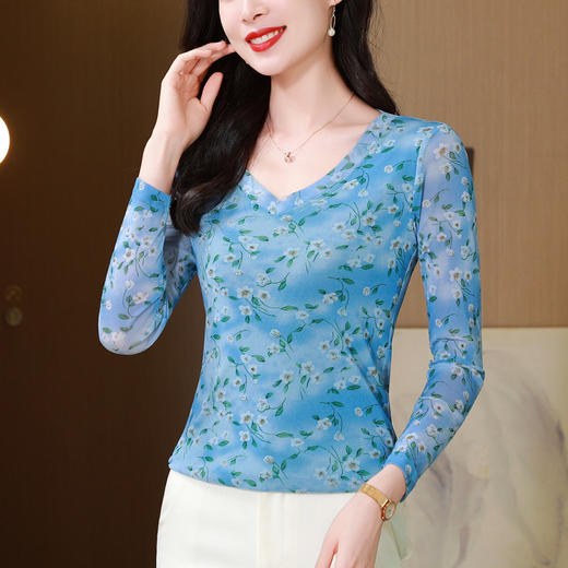 KQL 520N89391时尚纱网印花长袖V领修身显瘦洋气打底衫 商品图2