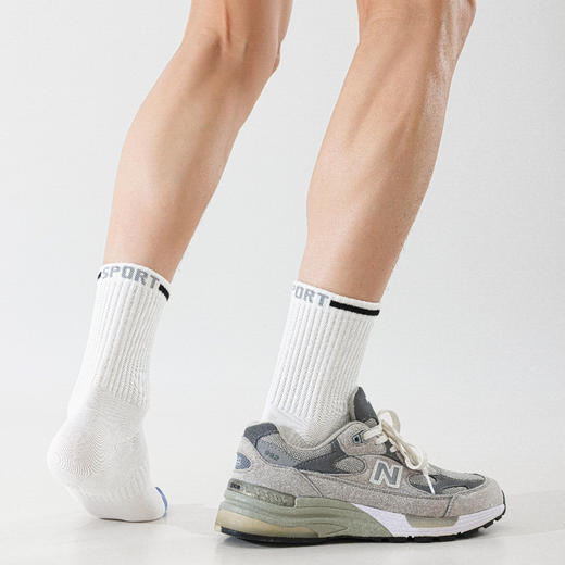 4双装！2025秋款男袜高品质运动风中筒袜 93.6%高棉含量 90°直角袜 莱卡袜口 无骨工艺 精油防臭持久舒适 商品图4