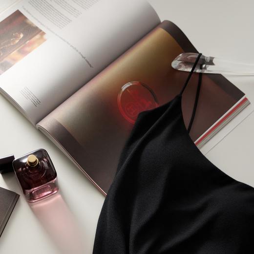 四季百搭免bra细坑条细吊带 居家休闲运动皆可穿，精致领型，凸显脖颈线条和锁骨曲线，一体杯胸垫免穿BRA更舒心，亲肤服帖聚拢有型 ，一体式无扣弹力细肩带，松紧有度，不易 商品图2