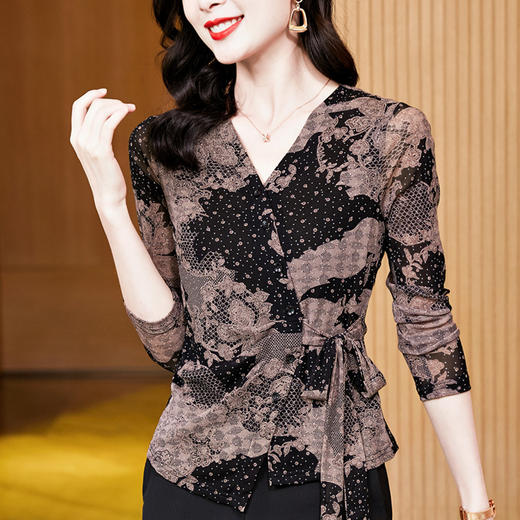 KQL E37M2952气质百搭V领印花网纱长袖系带打底衫大码t恤 商品图0