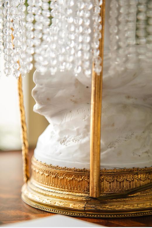 独角鹿西洋古董欧洲出品卷叶松果造型铜鎏金精雕装饰天使与白鸽主题素胎瓷人物雕塑底座及水晶流苏灯罩台灯 商品图6