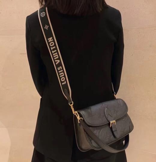 BT226-驴家Diane 可拆卸不可调节肩带钩扣开合压纹软粒面 牛皮革 法棍手提单肩包（BT*MM）7.31直播款 商品图5