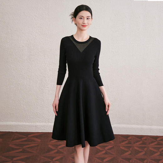 「自」全新升级【铂金会员330/天猫439/差价109】(50311)洛诗琳赫本风重工蕾丝拼接连衣裙2025秋季修身七分袖针织裙 商品图0