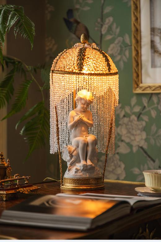 独角鹿西洋古董欧洲出品卷叶松果造型铜鎏金精雕装饰天使与白鸽主题素胎瓷人物雕塑底座及水晶流苏灯罩台灯 商品图1