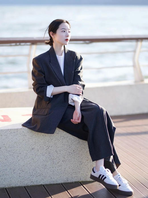 羊毛精纺廓形女绅士西装外套西服 澳大利亚进口100%绵羊毛 成衣手感柔和舒适 经典平驳领 领型平整对称 结合流畅V字线条 简约利落 商品图7