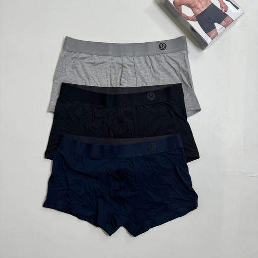 原单正品露露乐檬，男士内裤，一盒3条装
固定搭配，藏青/黑色/灰色 尺码S-XXL
原价580
贴身内衣，打开包装无质量问题不退换 商品图4