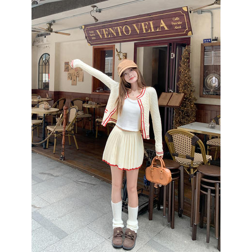 【269元任选2件】现货！成本巨贵，拍下包赚！杏色撞红色边毛织系扣上衣+毛织短裙两件套 商品图4