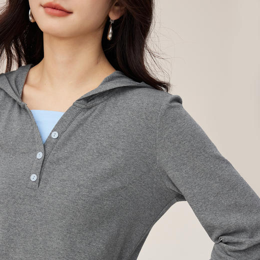 【09/03新品】熙世界假两件连帽T恤女长袖设计感撞色拼接休闲上衣2025秋季新款 商品图3