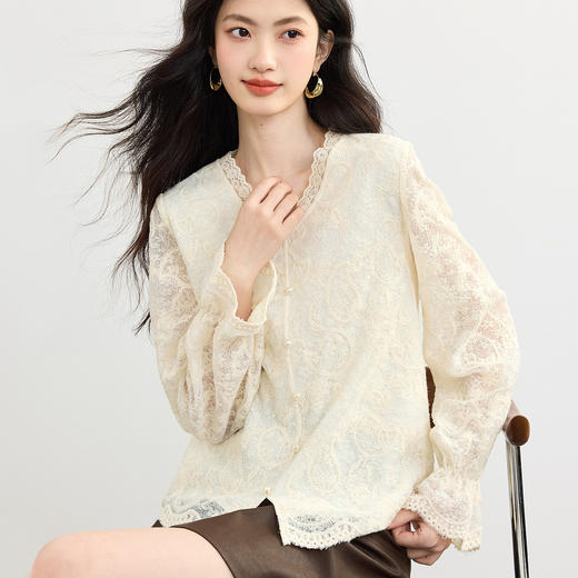 【09/03新品】熙世界法式花边V领蕾丝衫女2025秋季新款气质刺绣喇叭袖衬衫上衣 商品图3