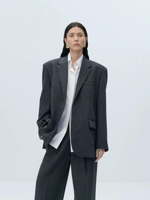 羊毛精纺廓形女绅士西装外套西服 澳大利亚进口100%绵羊毛 成衣手感柔和舒适 经典平驳领 领型平整对称 结合流畅V字线条 简约利落 商品图2