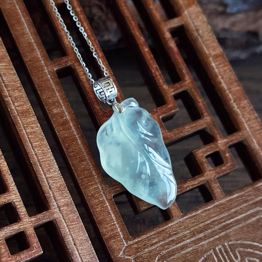 【天然正品】A货翡翠AU750白金镶天然冰种飘雪花棉叶子造型翡翠（金枝玉叶）吊坠项链29.8*15.2*5.5MM（皆取最大值）女士现售价：980特价！220825NJM17 商品图6