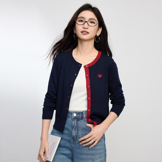 【09/03新品】熙世界【绵羊毛】撞色圆领针织开衫女长袖秋季爱心刺绣毛衣短外套 商品图4
