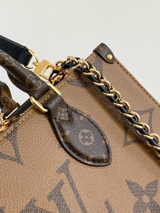 夏季特惠💰850 原单LV 变码芯片 M14236 本款 OnTheGo East West 手袋以涂层帆布呈现 商品图7