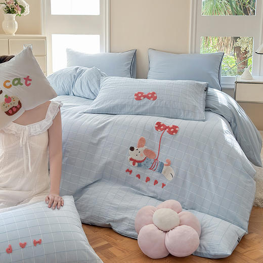 多喜爱 毛巾绣水洗棉四件套奶油书屋/Happy小狗/ 郁金香花梦/星糖萌虎hl【AB版设计】柔软亲肤 舒适透气 双面设计 不褪色 不变形 清爽不粘腻 可水洗机洗 商品图7