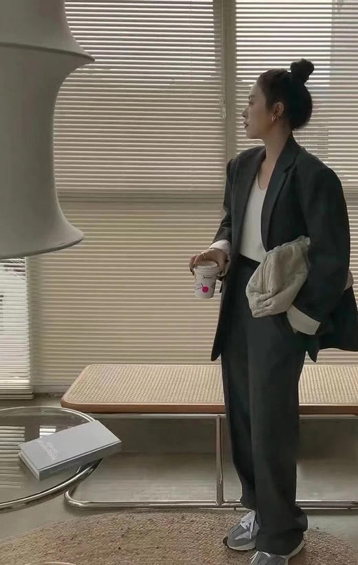 羊毛精纺廓形女绅士西装外套西服 澳大利亚进口100%绵羊毛 成衣手感柔和舒适 经典平驳领 领型平整对称 结合流畅V字线条 简约利落 商品图5