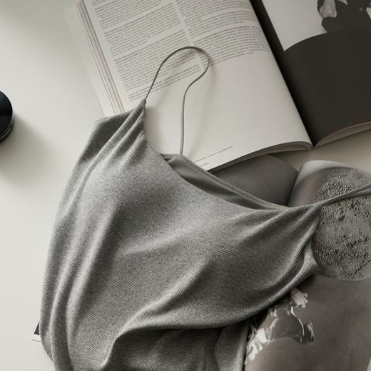 四季百搭免bra细坑条细吊带 居家休闲运动皆可穿，精致领型，凸显脖颈线条和锁骨曲线，一体杯胸垫免穿BRA更舒心，亲肤服帖聚拢有型 ，一体式无扣弹力细肩带，松紧有度，不易 商品图0