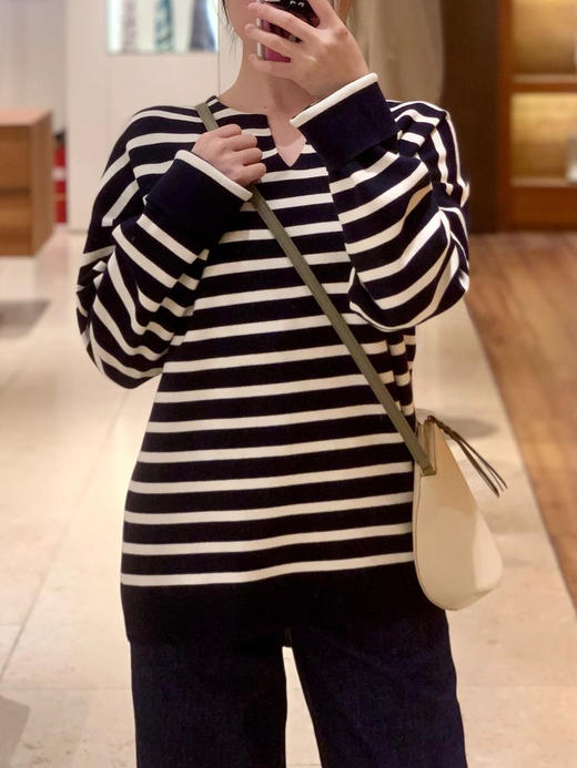 半精纺棉羊绒针织衫 条纹设计明快有活力 落肩直身廓形 自在舒适 领型独特 版型显瘦有空间感 藏青色+白色配色经典 商品图7