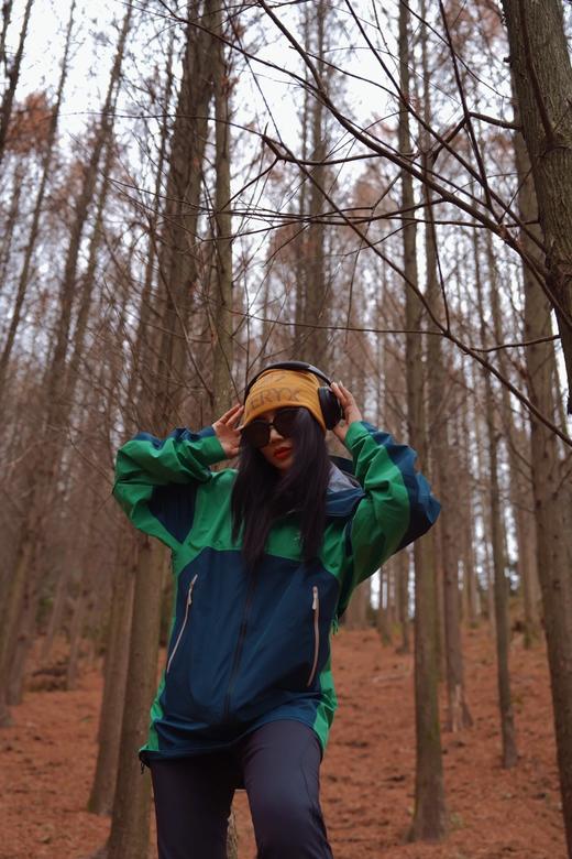 点此购买 始祖鸟Beta系列SL男女款拼接硬壳刺绣连帽防水防风透气冲锋衣 LL 329203 商品图10