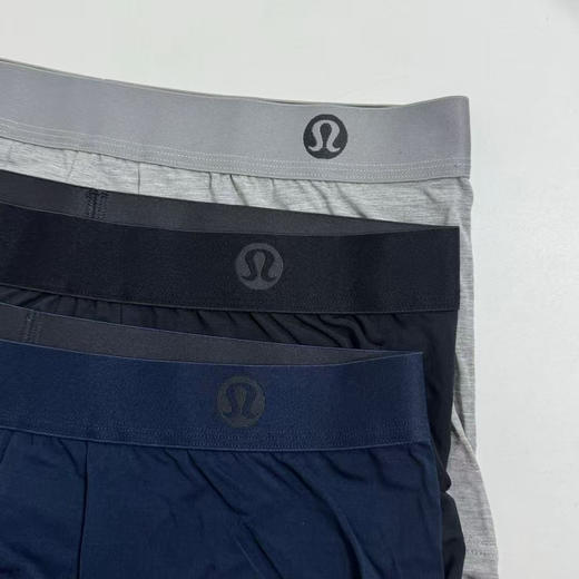 原单正品露露乐檬，男士内裤，一盒3条装
固定搭配，藏青/黑色/灰色 尺码S-XXL
原价580
贴身内衣，打开包装无质量问题不退换 商品图5