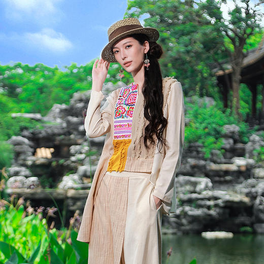 【出游新品】归弥民族风拼撞上衣 | v领设计 | 现货加急发 商品图0