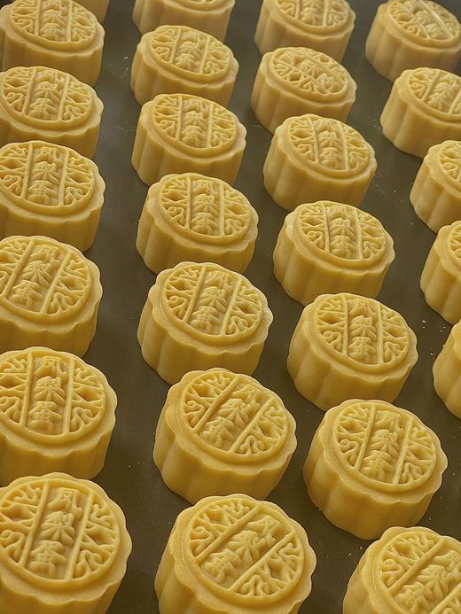 48小时内先做🥮【广式手工蛋黄月饼】6枚一盒，莲蓉蛋黄、芝麻蛋黄、豆沙蛋黄、凤梨蛋黄，广式手工蛋黄月饼！一次尝遍4种神仙口味，中秋必囤！ 商品图6