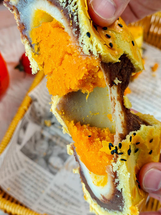 🎁 中秋送礼！！别送普通月饼了 😍今年中秋卷这个！🌈【叮咚熊蛋皇酥（咸蛋黄）】并且顺丰包邮♥️ ❶ 金黄酥皮：多重工艺揉擀，💖口感酥香层层分明。  商品图6