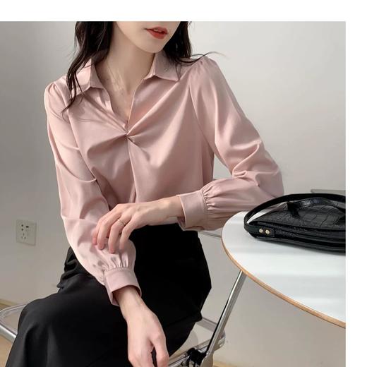 🌈“挖到通勤党续命神器！✨【AVann 通勤高级感小扭结缎面垂感衬衫】🌱 ✅ 微光泽肌理面料：🌿日光下流动珍珠光泽，告别廉价塑料感 ✅ 60°自然悬垂实验：🌷衣摆垂直线条利落，视觉削瘦1斤  商品图3