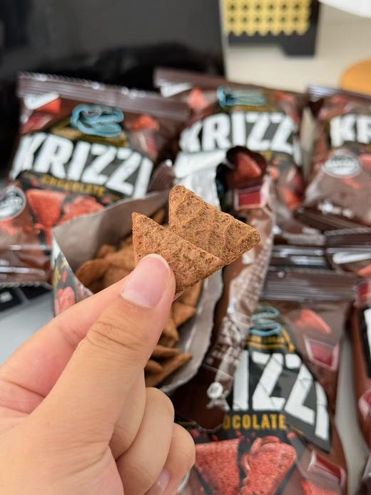 【KRIZZI巧克力夹心三角脆】 💰淘宝价：64￥/包！！ 💰团购价：29.9￥/5包【立省35】 一口沦陷的宝藏小零食🍫 浓郁可可香裹着酥脆小饼干，非油炸配方超健康～ ✨ 0反式脂肪 ！ 商品图4
