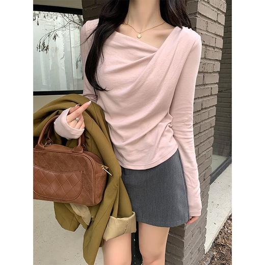 👉初秋风起时，【AVann不规则一字斜肩长袖褶皱收腰露肩上衣7743🌻】 🔺不规则剪裁 + 斜肩露肩 + 褶皱收腰 = 一件集个性、💥小性感与显瘦于一体的上衣。  商品图2