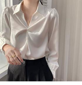 🌈“挖到通勤党续命神器！✨【AVann 通勤高级感小扭结缎面垂感衬衫】🌱 ✅ 微光泽肌理面料：🌿日光下流动珍珠光泽，告别廉价塑料感 ✅ 60°自然悬垂实验：🌷衣摆垂直线条利落，视觉削瘦1斤 