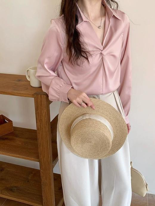 🌈“挖到通勤党续命神器！✨【AVann 通勤高级感小扭结缎面垂感衬衫】🌱 ✅ 微光泽肌理面料：🌿日光下流动珍珠光泽，告别廉价塑料感 ✅ 60°自然悬垂实验：🌷衣摆垂直线条利落，视觉削瘦1斤  商品图4