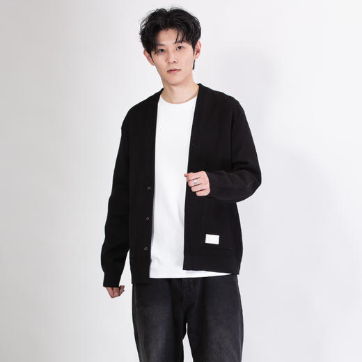 DRONKOO 2025 V领三粒小扣右下摆贴皮标毛织中厚开衫 商品图3