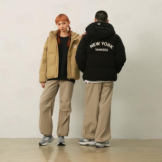 【顶顶好的】MLB 连帽Logo贴标羽绒服外套 男女同款~ 穿上很有女大感 haha 直接减龄十八岁，很适合通勤+上学之类的穿 方便又舒服！ 商品图2