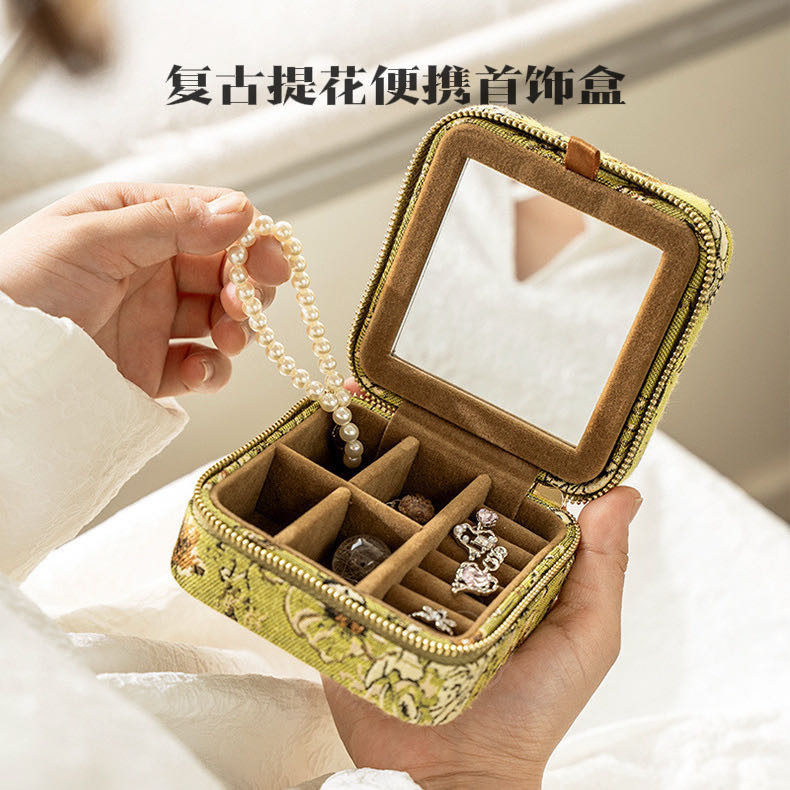 新增复古提花便携首饰盒~富婆标配💎章小蕙、胡彦斌私藏❗【出口欧美定制珠宝首饰收纳包】差旅神器！大容量+防刮分层！✅采用高级雪尼尔包面，精致小巧容量大！🔻项链·手串·耳机·戒指·耳钉都可！多色可选！