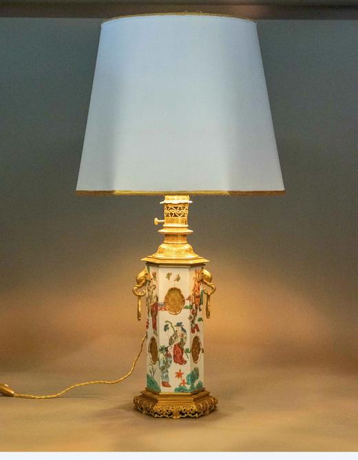 独角鹿西洋古董19世纪法国铸铜名坊Susse Freres签名出品象首祥纹铜鎏金精雕底座装饰东方人物主题中国粉彩瓷瓶台灯一对 商品图1