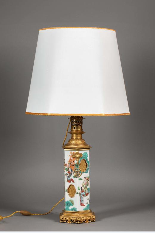 独角鹿西洋古董19世纪法国铸铜名坊Susse Freres签名出品象首祥纹铜鎏金精雕底座装饰东方人物主题中国粉彩瓷瓶台灯一对 商品图2