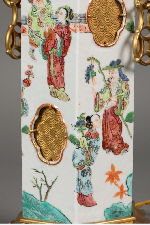 独角鹿西洋古董19世纪法国铸铜名坊Susse Freres签名出品象首祥纹铜鎏金精雕底座装饰东方人物主题中国粉彩瓷瓶台灯一对 商品图7