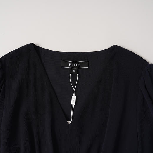 EITIE爱特爱舒适压褶宽松a字系带收腰显瘦连衣裙2025秋季新款8307001 商品图8