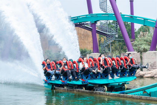 🦄闪耀欢禧节🪐一起狂欢【独家·成都欢乐谷】秋假特惠39元起~~狂欢8大欢乐主题区、130 +项体验观赏项目、欢乐巡游大派对、400+NPC天团 商品图3