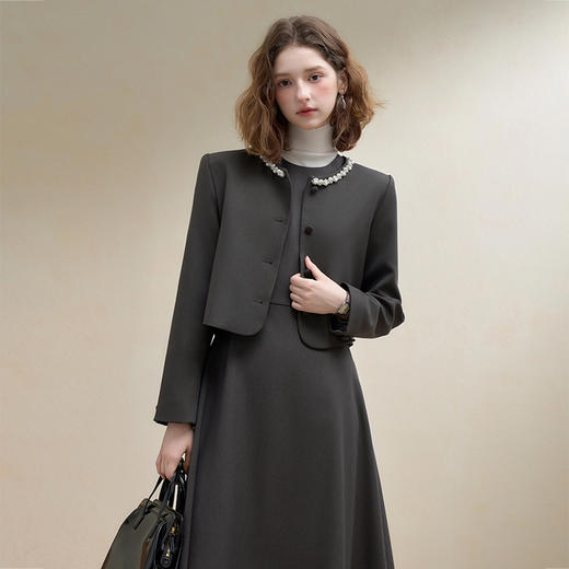 西遇气质钉珠领口小香风外套女秋季高级感通勤短款毛呢上衣V2651153 商品图0