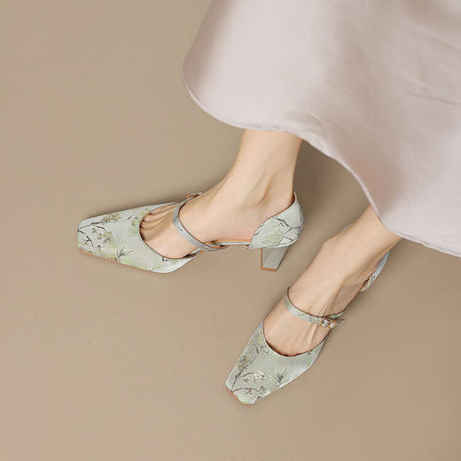 【预售5天】新中式缎面丝绸提花粗高跟方头真皮中空玛丽珍凉鞋女WC&M2318 商品图2