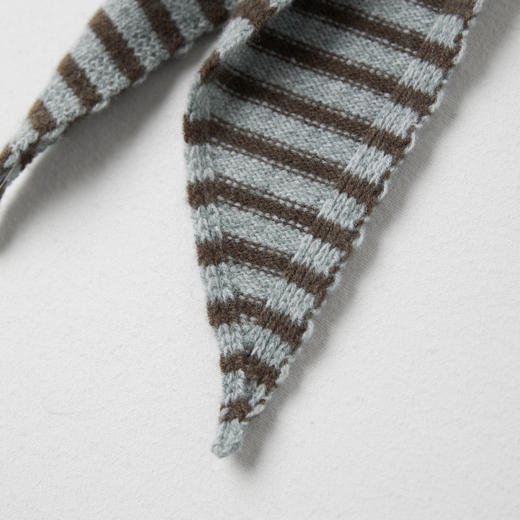 ROMI STUDIO“温雅气质”羊毛混纺立体浮雕纹理三角披肩 RWCAPT6231 商品图2