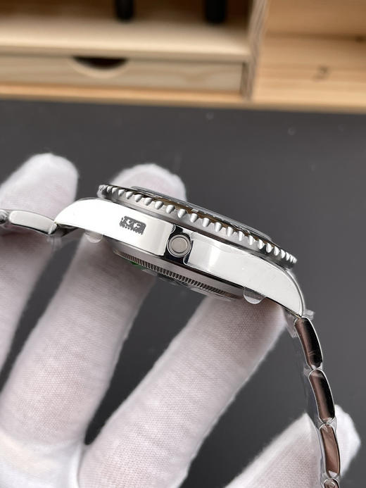 Vs劳力士126600海使 单红小鬼王 43mm
Vs新版本问世❕❕在这之前有ar厂和vs厂制作，这次在他们的基础上作出了一些升级 整个手表基于正品original原版开模的super copy版本 商品图4