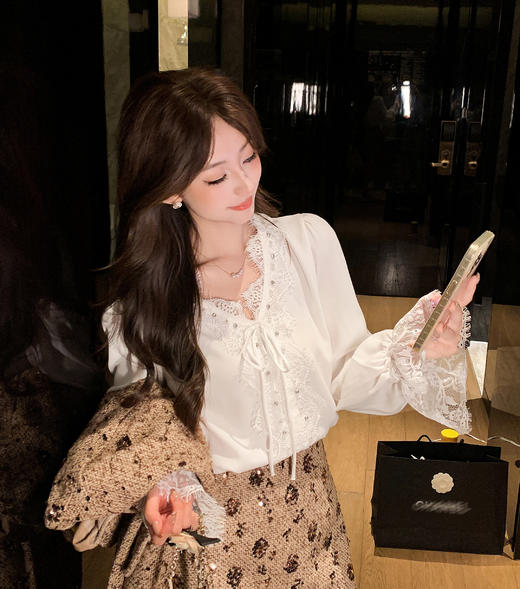 张心子【月光奏鸣】V领蕾丝系带通勤百搭气质衬衫上衣 U2509010 商品图10