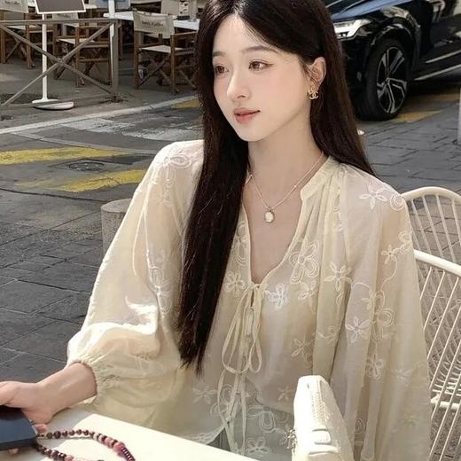 早秋天丝刺绣灯笼系带衫｜宽松慵懒的灯笼袖+系带设计，肉肉全被“温柔包裹” 商品图3