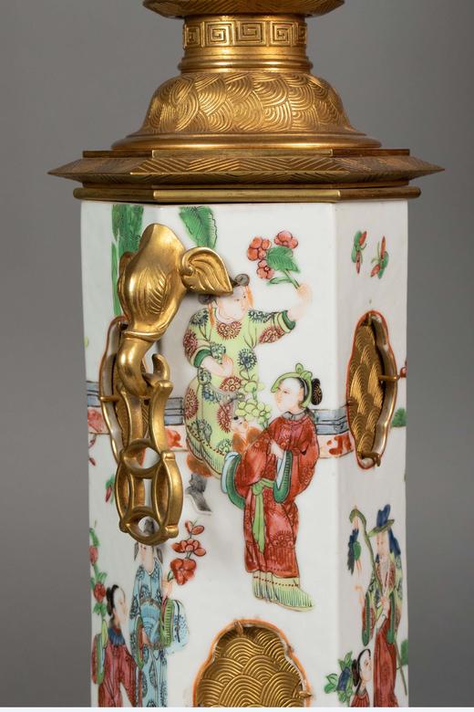 独角鹿西洋古董19世纪法国铸铜名坊Susse Freres签名出品象首祥纹铜鎏金精雕底座装饰东方人物主题中国粉彩瓷瓶台灯一对 商品图4