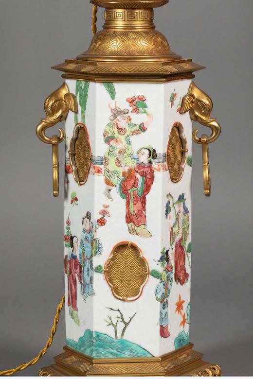 独角鹿西洋古董19世纪法国铸铜名坊Susse Freres签名出品象首祥纹铜鎏金精雕底座装饰东方人物主题中国粉彩瓷瓶台灯一对 商品图5